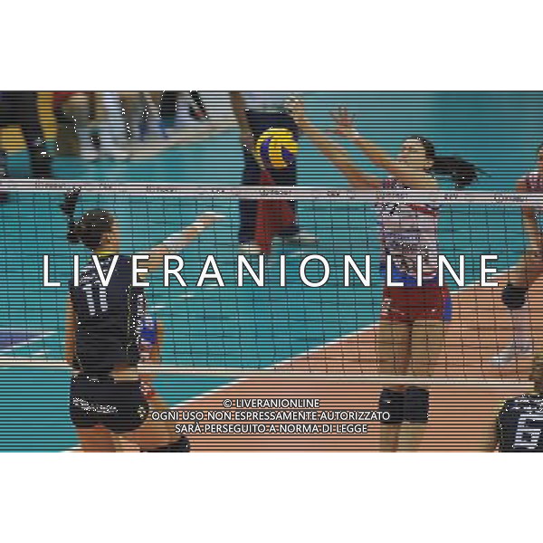 Final Four CEV Indesit Champions League Pallavolo Femminile Cannes (FRA) 4-04-2010 Foppapedretti Bergamo (ITA) - FenerbahceAcibadem Istanbul (TUR) finale per il 1° posto nella foto: Christiane Furst (Foppapedretti Bergamo) a muro su Ekaterina Gamova (Fenerbache Istanbul) foto Garavaglia - ag. Aldo Liverani sas