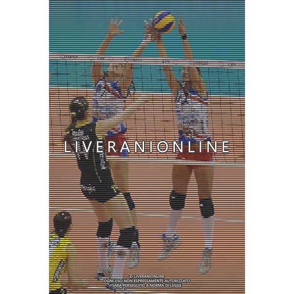 Final Four CEV Indesit Champions League Pallavolo Femminile Cannes (FRA) 4-04-2010 Foppapedretti Bergamo (ITA) - FenerbahceAcibadem Istanbul (TUR) finale per il 1° posto nella foto: Christiane Furst, a SX, e Francesca Piccinini (Foppapedretti Bergamo) a muro su Eda Erdem (Fernerbache Istanbul) foto Garavaglia - ag. Aldo Liverani sas