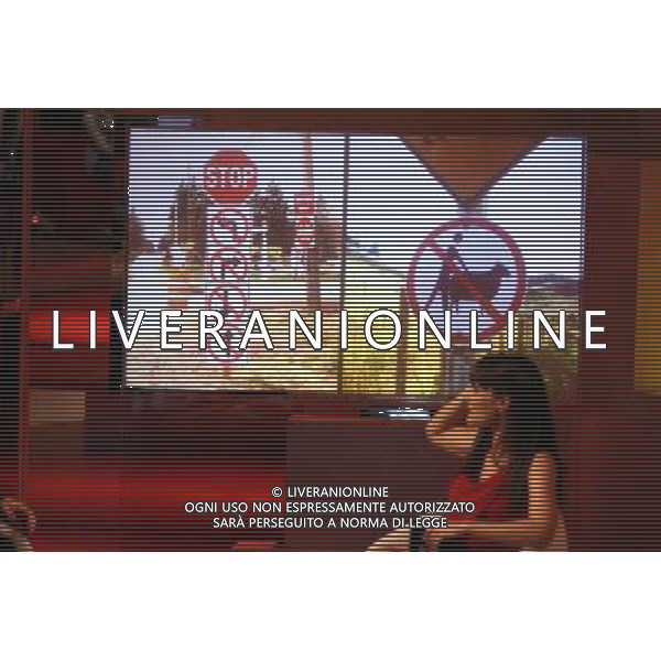 TRASMISSIONE TV: \' VICTOR VICTORIA\' nella foto: segnali stradali insignificanti -Victoria CABELLO © Antonio Sorano - Ag. Aldo Liverani sas