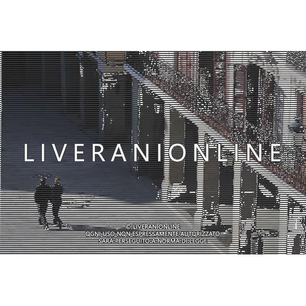 Spanish couples walking in the streets of Madrid Spain. ©Photoshot/Agenzia Aldo Liverani Sas - ITALY ONLY - VEDUTE DELLA CITTA\' DI MADRID - SPAGNA