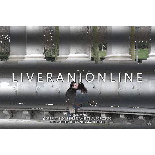 Spanish youth and teenagers are kissing in Retiro Park (Parque del Retiro) is a huge urban park located in Madrid Spain. The park features formal gardens, natural forests, a lake, a \'crystal\' palace and many beautiful sculptures and statues. Visitors to Madrid should most definitely allocate sufficient time to enjoy the many attractions located in the Retiro district of Madrid. USA OUT! ©Photoshot/Agenzia Aldo Liverani Sas - ITALY ONLY - VEDUTE DELLA CITTA\' DI MADRID - SPAGNA