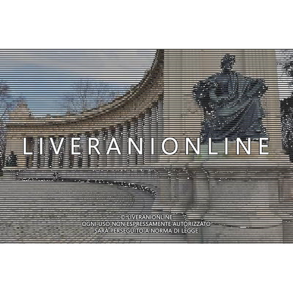 Retiro Park (Parque del Retiro) is a huge urban park located in Madrid Spain. The park features formal gardens, natural forests, a lake, a \'crystal\' palace and many beautiful sculptures and statues. Visitors to Madrid should most definitely allocate sufficient time to enjoy the many attractions located in the Retiro district of Madrid. USA OUT! ©Photoshot/Agenzia Aldo Liverani Sas - ITALY ONLY - VEDUTE DELLA CITTA\' DI MADRID - SPAGNA