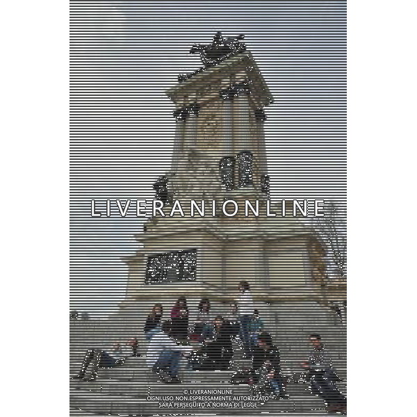 Spanish youth and teenagers having fun in Retiro Park (Parque del Retiro) is a huge urban park located in Madrid Spain. The park features formal gardens, natural forests, a lake, a \'crystal\' palace and many beautiful sculptures and statues. Visitors to Madrid should most definitely allocate sufficient time to enjoy the many attractions located in the Retiro district of Madrid. USA OUT! ©Photoshot/Agenzia Aldo Liverani Sas - ITALY ONLY - VEDUTE DELLA CITTA\' DI MADRID - SPAGNA