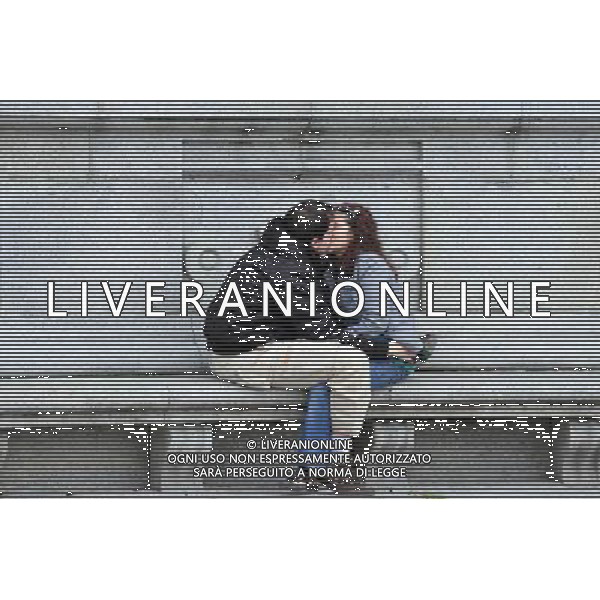 Spanish youth and teenagers are kissing in Retiro Park (Parque del Retiro) is a huge urban park located in Madrid Spain. The park features formal gardens, natural forests, a lake, a \'crystal\' palace and many beautiful sculptures and statues. Visitors to Madrid should most definitely allocate sufficient time to enjoy the many attractions located in the Retiro district of Madrid. USA OUT! ©Photoshot/Agenzia Aldo Liverani Sas - ITALY ONLY - VEDUTE DELLA CITTA\' DI MADRID - SPAGNA