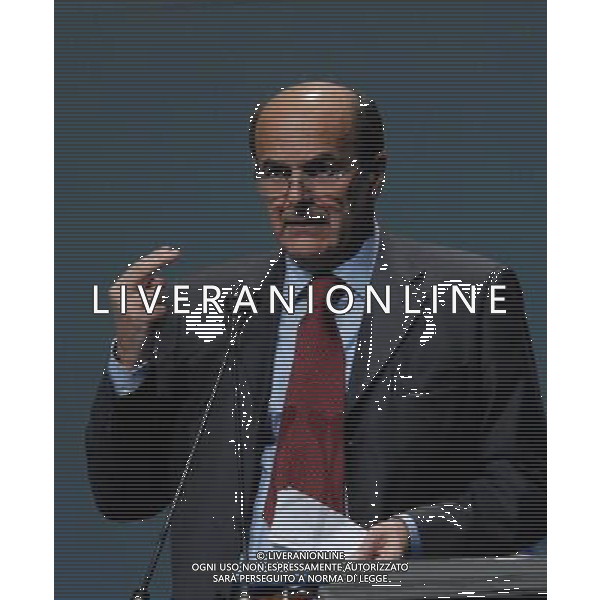 FIERE DI PARMA 09/04/2010 PER I 100 ANNI DI CONFINDUSTRIA, CONVEGNO: \'LIBERTA\' E BENESSERE. L\' ITALIA AL FUTURO\' NELLA FOTO PIER LUIGI BERSANI © ROMANO/AGENZIA ALDO LIVERANI SAS