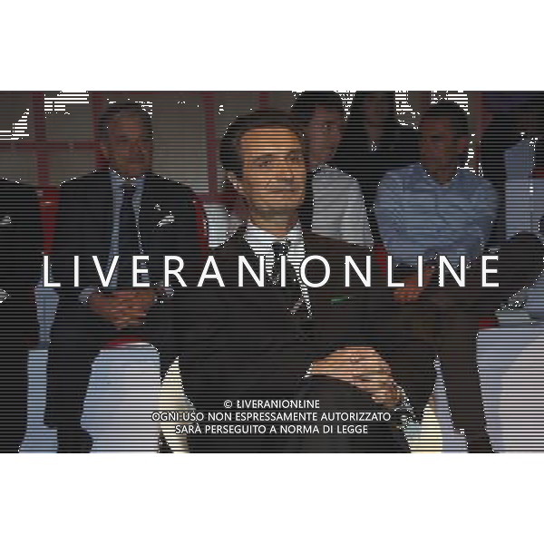 TRASMISSIONE TV: \' L\'ULTIMA PAROLA\' TITOLO DELLA PUNTATA: CHIAGNE E... In Lombardia, quattrocento sindaci consegnano la fascia tricolore perchŽ non hanno soldi. In Sicilia si assumono altri dipendenti pubblici: per fare cosa?. In Veneto i piccoli imprenditori si suicidano A Napoli c\' chi fa l\'elogio dell\'ammuina. Nord e Sud si dividono sui soldi e sulle colpe della politica. nella foto: Attilio FONTANA ( Lega Nord) foto Antonio Sorano - Ag. Aldo Liverani sas