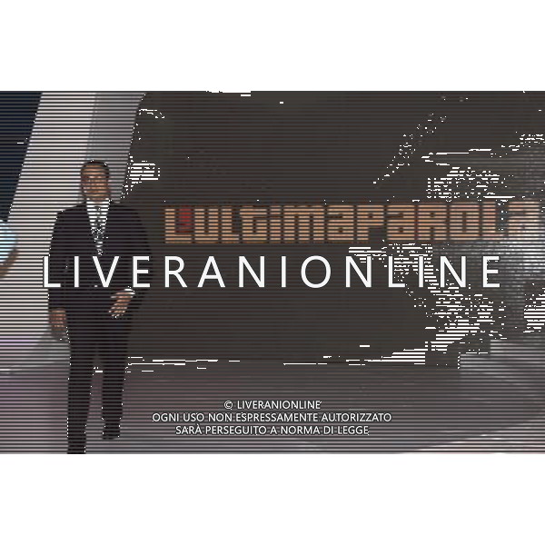 TRASMISSIONE TV: \' L\'ULTIMA PAROLA\' TITOLO DELLA PUNTATA: CHIAGNE E... In Lombardia, quattrocento sindaci consegnano la fascia tricolore perchŽ non hanno soldi. In Sicilia si assumono altri dipendenti pubblici: per fare cosa?. In Veneto i piccoli imprenditori si suicidano A Napoli c\' chi fa l\'elogio dell\'ammuina. Nord e Sud si dividono sui soldi e sulle colpe della politica. nella foto: Gianluigi PARAGONE foto Antonio Sorano - Ag. Aldo Liverani sas
