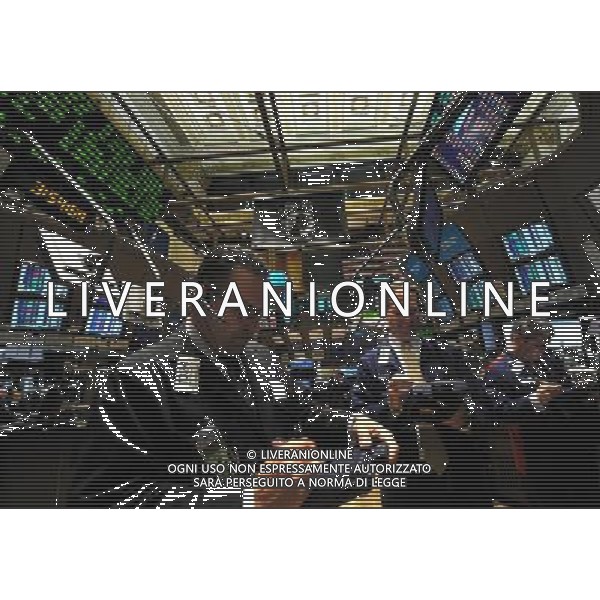 (100409) -- NEW YORK, April 9, 2010 () -- Traders work at the New York Stock Exchange (NYSE) in New York, the United States, April 9, 2010. The Dow Jones average index topped 11,000 points for the first time in 18 months on Friday amid intraday trading as earning season to kick off next week. (/Shen Hong) (gxr) /Agenzia Aldo Liverani Sas - ITALY ONLY: OPERATORI - AGENTI DELLA BORSA DI NEW YORK (U.S.A.)