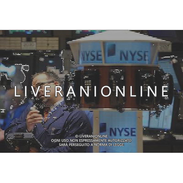 (100409) -- NEW YORK, April 9, 2010 () -- A trader works at the New York Stock Exchange (NYSE) in New York, the United States, April 9, 2010. The Dow Jones average index topped 11,000 points for the first time in 18 months on Friday amid intraday trading as earning season to kick off next week. (/Shen Hong) (gxr) /Agenzia Aldo Liverani Sas - ITALY ONLY: OPERATORI - AGENTI DELLA BORSA DI NEW YORK (U.S.A.)