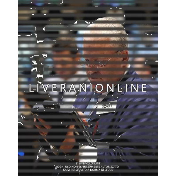 (100409) -- NEW YORK, April 9, 2010 () -- Traders work at the New York Stock Exchange (NYSE) in New York, the United States, April 9, 2010. The Dow Jones average index topped 11,000 points for the first time in 18 months on Friday amid intraday trading as earning season to kick off next week. (/Shen Hong) (gxr) /Agenzia Aldo Liverani Sas - ITALY ONLY: OPERATORI - AGENTI DELLA BORSA DI NEW YORK (U.S.A.)
