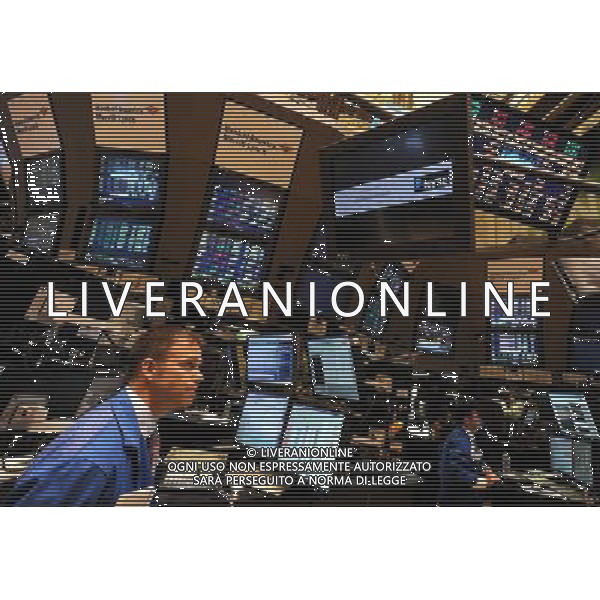 (100409) -- NEW YORK, April 9, 2010 () -- A trader works at the New York Stock Exchange (NYSE) in New York, the United States, April 9, 2010. The Dow Jones average index topped 11,000 points for the first time in 18 months on Friday amid intraday trading as earning season to kick off next week. (/Shen Hong) (gxr) /Agenzia Aldo Liverani Sas - ITALY ONLY: OPERATORI - AGENTI DELLA BORSA DI NEW YORK (U.S.A.)