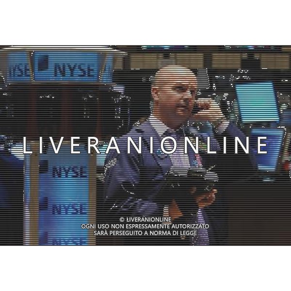 (100409) -- NEW YORK, April 9, 2010 () -- A trader works at the New York Stock Exchange (NYSE) in New York, the United States, April 9, 2010. The Dow Jones average index topped 11,000 points for the first time in 18 months on Friday amid intraday trading as earning season to kick off next week. (/Shen Hong) (gxr) /Agenzia Aldo Liverani Sas - ITALY ONLY: OPERATORI - AGENTI DELLA BORSA DI NEW YORK (U.S.A.)