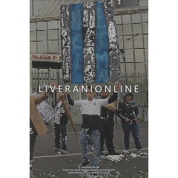 NAPOLI 13 APRILE 2010-PALAZZO DI GIUSTIZIA PROCESSO CALCIOPOLI NELLA FOTO TIFOSI JUVENTINI PROTESTANO CONTRO L\'INTER FOTO MOSCA AG.ALDO LIVERANI