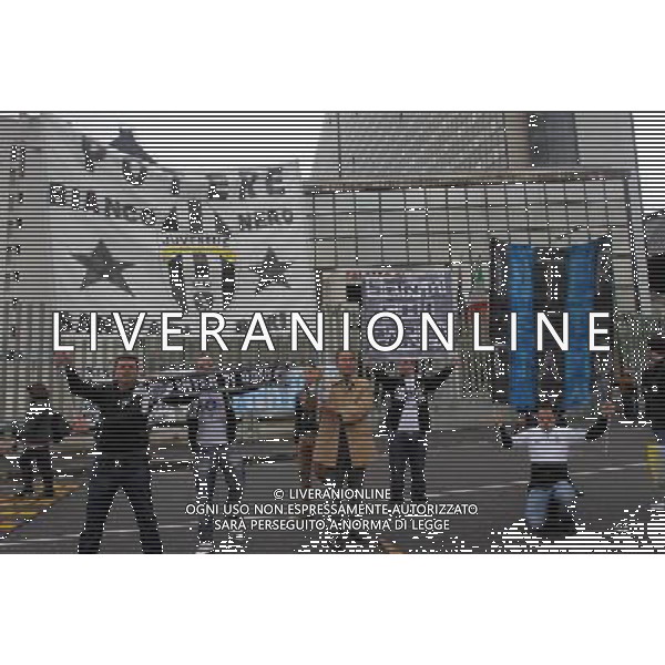 NAPOLI 13 APRILE 2010-PALAZZO DI GIUSTIZIA PROCESSO CALCIOPOLI NELLA FOTO TIFOSI JUVENTINI PROTESTANO FOTO MOSCA AG.ALDO LIVERANI