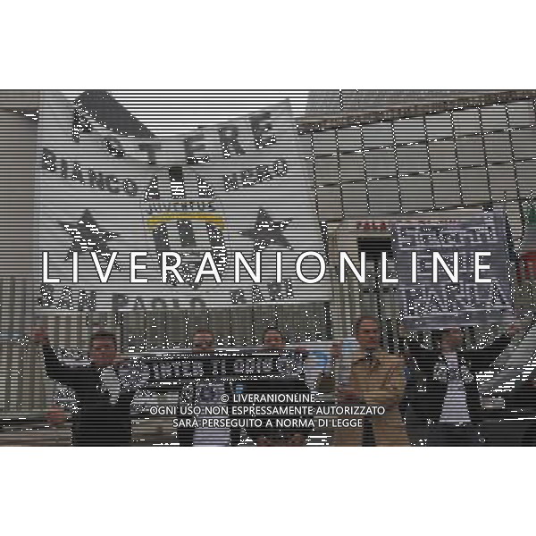 NAPOLI 13 APRILE 2010-PALAZZO DI GIUSTIZIA PROCESSO CALCIOPOLI NELLA FOTO TIFOSI JUVENTINI PROTESTANO FOTO MOSCA AG.ALDO LIVERANI