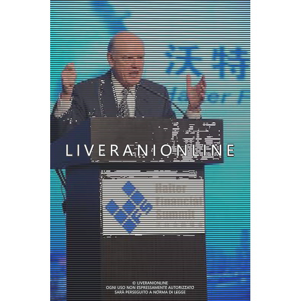 John William Snow, Former United States Secretary of the Treasury, delivers a speech during the First Annual Halter Financial Summit in Shanghai, China on Friday, April 9, 2010. The goal of the Halter Financial Summit \'China in a Changing World\' is to explore how China coped and thrived when the rest of the world struggled with the recent recession.(Photo By Thomas Yu/ColorChinaPhoto) - Ag. Aldo Liverani sas ITALY ONLY ITALY ONLY: SHANGHAI ( CINA) - 1mo VERTICE FINANZIARIO