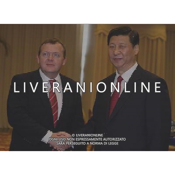 Chinese vice president Xi Jinping (R) shakes hands with Denmark\'s prime minister Anders Rasmussen (L) during the Boao Forum for Asia (BFA) Annual Conference 2010 in Boao in south China\'s Hainan Province, Saturday, April 10, 2010. The BFA Annual Conference 2010 with the theme \'Green Recovery: Asia\'s Realistic Choice for Sustainable Growth\' officially opened in Hainan Saturday.(Photo By Ren Chenming/ColorChinaPhoto) - AG. ALDO LIVERANI SAS ITALY ONLY FORUM PER L\'ASIA CHE SI TIENE NELLA CITTA\' CINESE DI BOAO