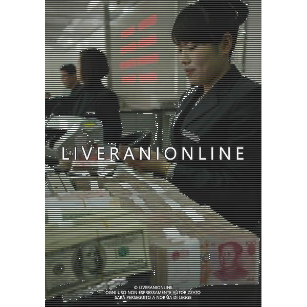 VALUTA MONETARIA: DOLLARI U.S.A. E RENMIMBI ( RMB) - YUAN CINA © Xie Zhengyi/ColorChinaPhoto - Ag. Aldo Liverani sas ITALY ONLY