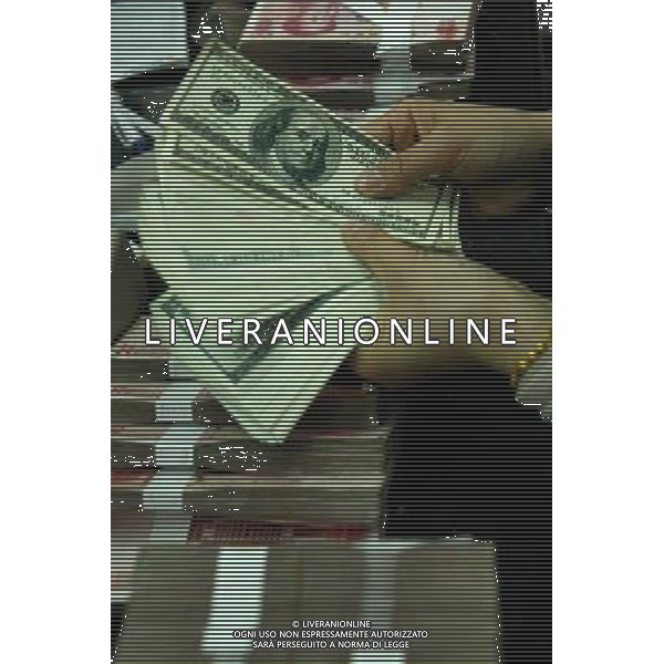 VALUTA MONETARIA: DOLLARI U.S.A. E RENMIMBI ( RMB) - YUAN CINA © Xie Zhengyi/ColorChinaPhoto - Ag. Aldo Liverani sas ITALY ONLY