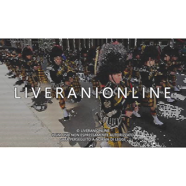 (100410) -- NEW YORK, April 10, 2010 -- Bagpipers perform while marching during the Tartan Day parade on the Sixth Avenue in Manhattan of New York, the United States, April 10, 2010. Shen Hong) (gxr) ©Photoshot/Agenzia Aldo Liverani Sas - ITALY ONLY - Parata nella giornata del kilt scozzese