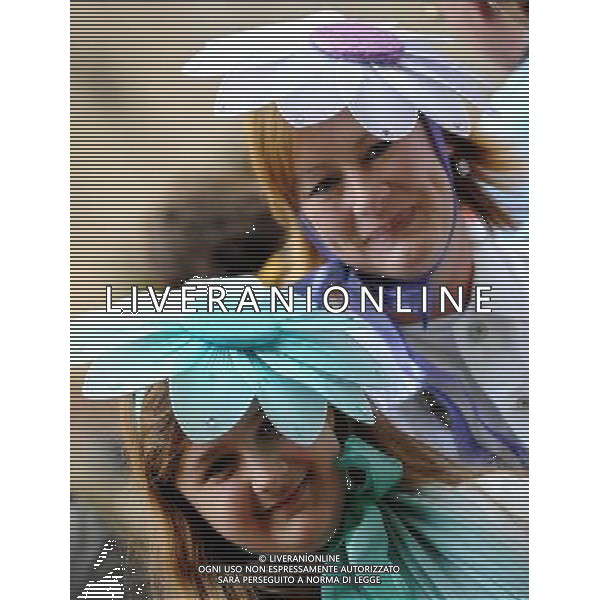 (100404) -- NEW YORK, April 4, 2010 -- Two ladies with a colorful headwears take part in the Easter Day Parade along the 5th Avenue in Manhattan of New York, the United States, April 4, 2010. Shen Hong) (gxr) ©Photoshot/Agenzia Aldo Liverani Sas - ITALY ONLY - GENTE CON CAPPELLI COLORATI SFILANO DURANTE LA PARATA DEL GIORNO DI PASQUA A MANHATTAN