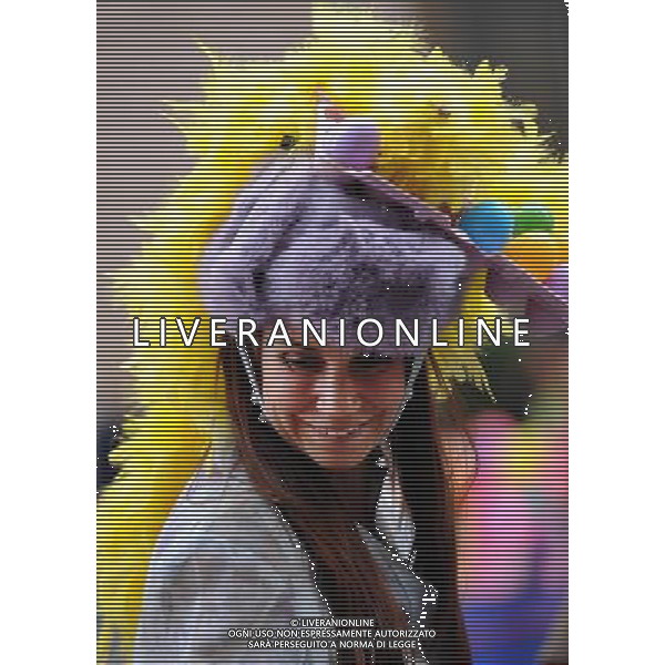 (100404) -- NEW YORK, April 4, 2010 -- A woman with a colorful headwear takes part in the Easter Day Parade along the 5th Avenue in Manhattan of New York, the United States, April 4, 2010. Shen Hong) (gxr) ©Photoshot/Agenzia Aldo Liverani Sas - ITALY ONLY - GENTE CON CAPPELLI COLORATI SFILANO DURANTE LA PARATA DEL GIORNO DI PASQUA A MANHATTAN