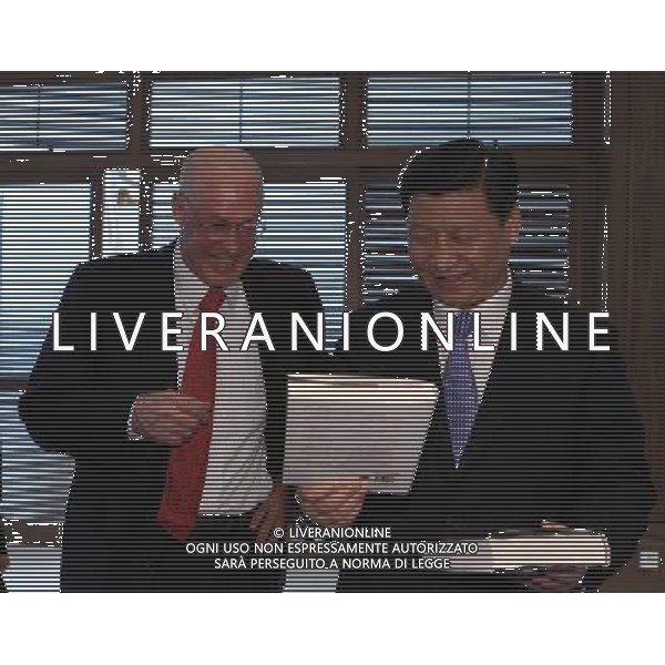 (100409) -- BOAO, April 9, 2010 () -- Chinese Vice President Xi Jinping (R) receives \'on the brink\', a book written by former U.S. Treasury Secretary Henry Paulson, who was elected as a member of the board of directors of Boao Forum for Asia (BFA), after their meeting in Boao, a scenic town in south China\'s Hainan Province, April 9, 2010. (/Fan Rujun) (jl) ©Photosot/Agenzia Aldo Liverani Sas - ITALY ONLY: FORUM PER L\'ASIA 2010 CHE SI TIENE NELLA CITTA\' CINESE DI BOAO