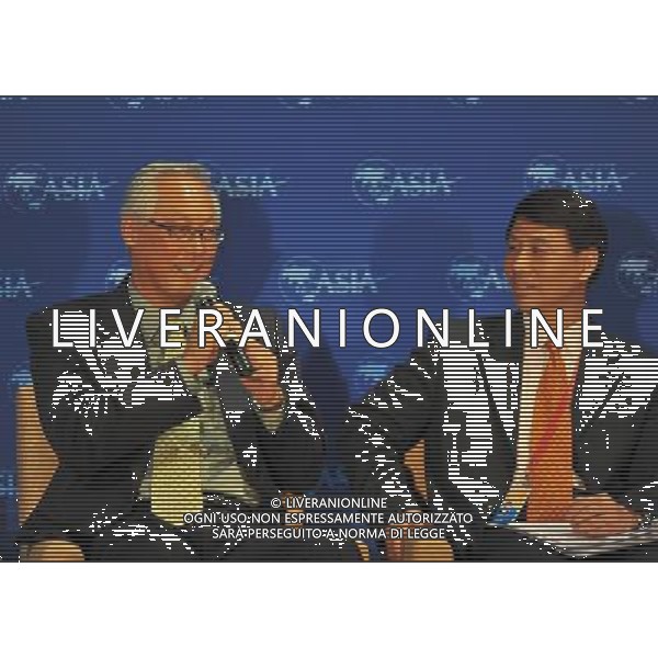 (100410) -- BOAO, April 10, 2010 () -- Singapore\'s Senior Minister Goh Chok Tong (L) speaks at the Luncheon Session: \'Trade Protectionism - A Real Threat to Recovery\' during Boao Forum for Asia (BFA) Annual Conference 2010 in Boao, a scenic town in south China\'s Hainan Province, April 10, 2010. Luncheon Session: \'Trade Protectionism - A Real Threat to Recovery\' was held here on Sunday. (/Guo Cheng) (jl) ©Photosot/Agenzia Aldo Liverani Sas - ITALY ONLY: FORUM PER L\'ASIA 2010 CHE SI TIENE NELLA CITTA\' CINESE DI BOAO