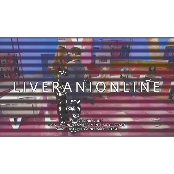 TRASMISSIONE TELEVISIVA\'VERISSIMO\' 17/04/2010 NELLA FOTO PIERSILVIO BERLUSCONI ENTRA NEGLI STUDI TELEVISIVI CON TRE ROSE PER SILVIA TOFFANIN ALL\'ULTIMA PUNTATA PRIMA DEL PARTO. IMMAGINI TELEVISIVE CANALE 5 OBBLIGATORIO CITARE LA FONTE TELEVISIVA AG ALDO LIVERANI