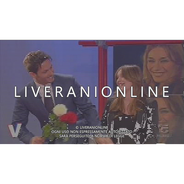 TRASMISSIONE TELEVISIVA\'VERISSIMO\' 17/04/2010 NELLA FOTO PIERSILVIO BERLUSCONI ENTRA NEGLI STUDI TELEVISIVI CON TRE ROSE PER SILVIA TOFFANIN ALL\'ULTIMA PUNTATA PRIMA DEL PARTO. IMMAGINI TELEVISIVE CANALE 5 OBBLIGATORIO CITARE LA FONTE TELEVISIVA AG ALDO LIVERANI