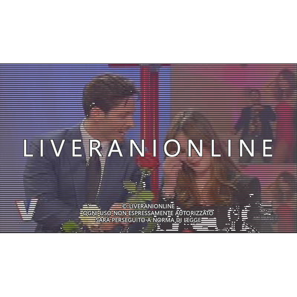 TRASMISSIONE TELEVISIVA\'VERISSIMO\' 17/04/2010 NELLA FOTO PIERSILVIO BERLUSCONI ENTRA NEGLI STUDI TELEVISIVI CON TRE ROSE PER SILVIA TOFFANIN ALL\'ULTIMA PUNTATA PRIMA DEL PARTO. IMMAGINI TELEVISIVE CANALE 5 OBBLIGATORIO CITARE LA FONTE TELEVISIVA AG ALDO LIVERANI