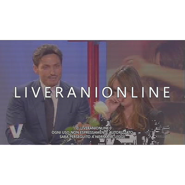 TRASMISSIONE TELEVISIVA\'VERISSIMO\' 17/04/2010 NELLA FOTO PIERSILVIO BERLUSCONI ENTRA NEGLI STUDI TELEVISIVI CON TRE ROSE PER SILVIA TOFFANIN ALL\'ULTIMA PUNTATA PRIMA DEL PARTO. IMMAGINI TELEVISIVE CANALE 5 OBBLIGATORIO CITARE LA FONTE TELEVISIVA AG ALDO LIVERANI