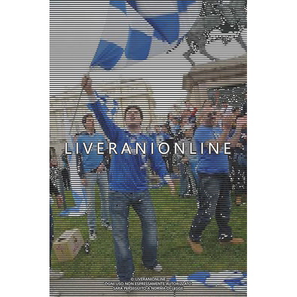 Campionato Lega PRO 1° Divisione Novara 18-04-2010 Maxischermo in piazza Martiri della Liberta per seguire in diretta Benevento - Novara nella foto: i tifosi del Novara accorsi in massa in piazza speravano di festeggiare gia oggi il ritorno in serie B della squadra di calcio dopo 33 anni foto Garavaglia - ag. Aldo Liverani sas