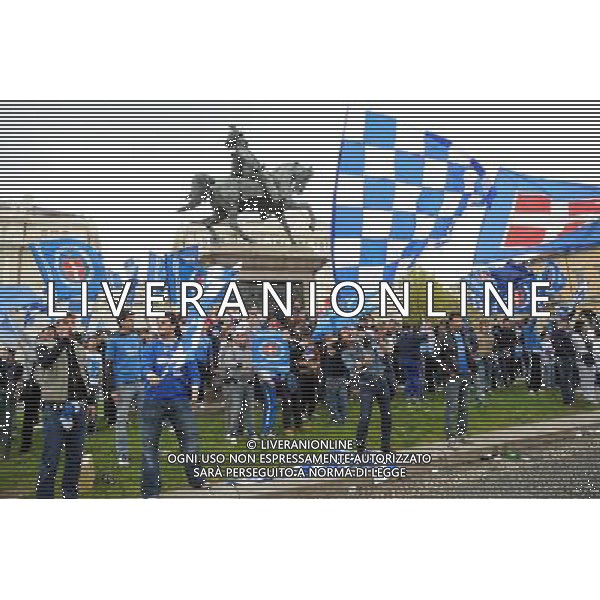 Campionato Lega PRO 1° Divisione Novara 18-04-2010 Maxischermo in piazza Martiri della Liberta per seguire in diretta Benevento - Novara nella foto: i tifosi del Novara accorsi in massa in piazza speravano di festeggiare gia oggi il ritorno in serie B della squadra di calcio dopo 33 anni foto Garavaglia - ag. Aldo Liverani sas
