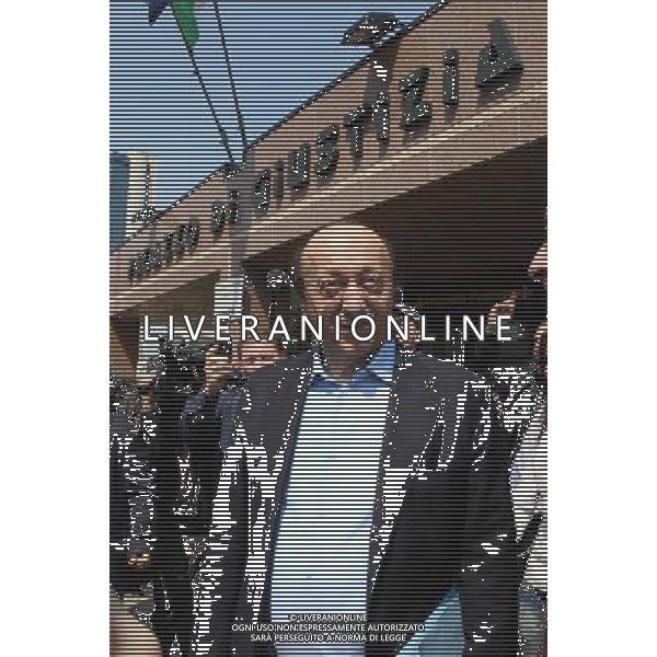 NAPOLI 20 APRILE 2010 PALAZZO DI GIUSTIZIA PROCESSO CALCIOPOLI NELLA FOTO : LUCIANO MOGGI ESCE DAL TRIBUNALE FOTO MOSCA AG.ALDO LIVERANI