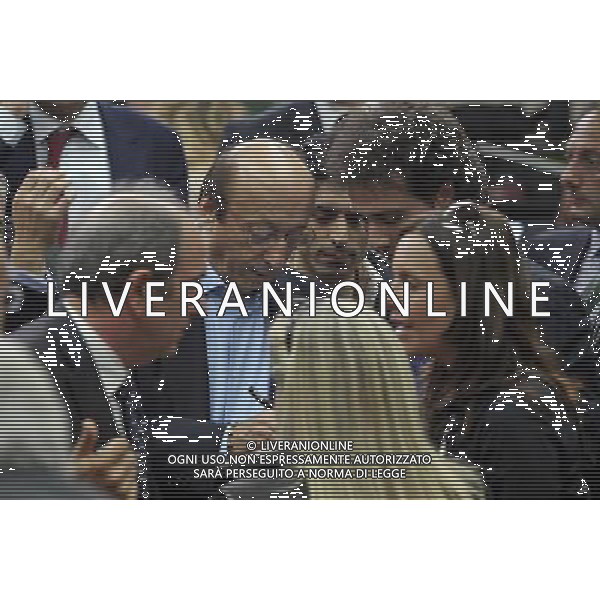 NAPOLI 20 APRILE 2010 PALAZZO DI GIUSTIZIA PROCESSO CALCIOPOLI NELLA FOTO LUCIANO MOGGI FIRMA AUTOGRAFI NELL\'AULA DEL PROCESSO FOTO MOSCA AG.ALDO LIVERANI