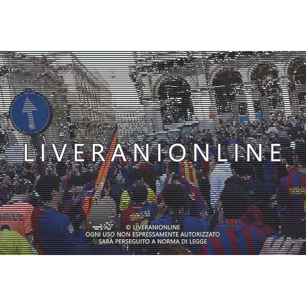 TIFOSI DEL BARCELLONA CALCIO IN PIAZZA DUOMO PRIMA DELLA PARTITA DI SEMIFINALE DI CHAMPIONS LEAGUE CONTRO L\'INTER CALCIO © ANTONIO SORANO - AG. ALDO LIVERANI SAS