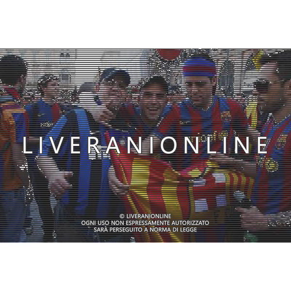 TIFOSI DEL BARCELLONA CALCIO IN PIAZZA DUOMO PRIMA DELLA PARTITA DI SEMIFINALE DI CHAMPIONS LEAGUE CONTRO L\'INTER CALCIO © ANTONIO SORANO - AG. ALDO LIVERANI SAS