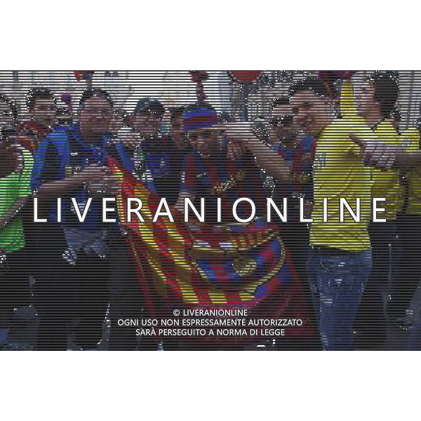 TIFOSI DEL BARCELLONA CALCIO IN PIAZZA DUOMO PRIMA DELLA PARTITA DI SEMIFINALE DI CHAMPIONS LEAGUE CONTRO L\'INTER CALCIO © ANTONIO SORANO - AG. ALDO LIVERANI SAS