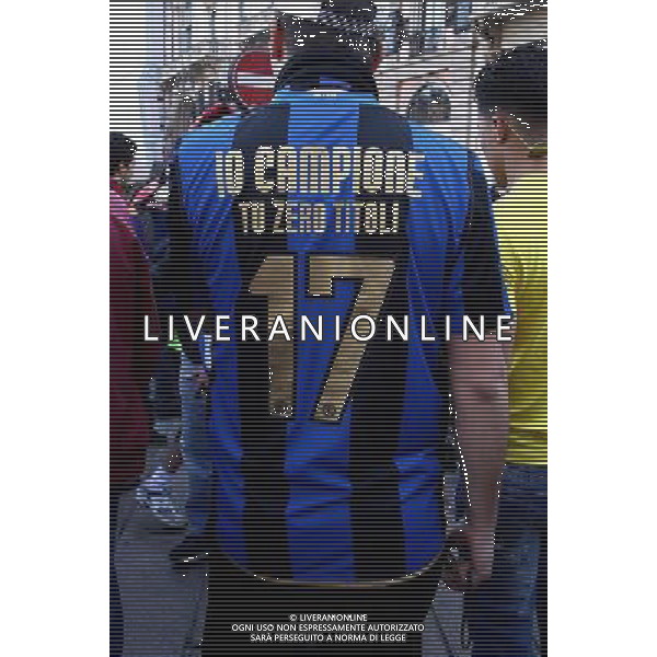 TIFOSI DEL BARCELLONA CALCIO IN PIAZZA DUOMO PRIMA DELLA PARTITA DI SEMIFINALE DI CHAMPIONS LEAGUE CONTRO L\'INTER CALCIO nella foto: tifoso dell\'Inter © ANTONIO SORANO - AG. ALDO LIVERANI SAS
