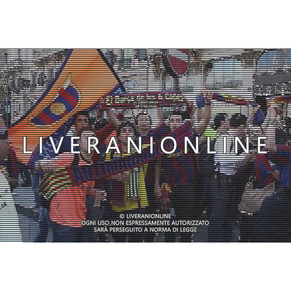 TIFOSI DEL BARCELLONA CALCIO IN PIAZZA DUOMO PRIMA DELLA PARTITA DI SEMIFINALE DI CHAMPIONS LEAGUE CONTRO L\'INTER CALCIO © ANTONIO SORANO - AG. ALDO LIVERANI SAS