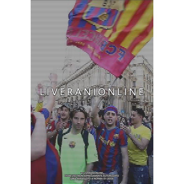 TIFOSI DEL BARCELLONA CALCIO IN PIAZZA DUOMO PRIMA DELLA PARTITA DI SEMIFINALE DI CHAMPIONS LEAGUE CONTRO L\'INTER CALCIO © ANTONIO SORANO - AG. ALDO LIVERANI SAS