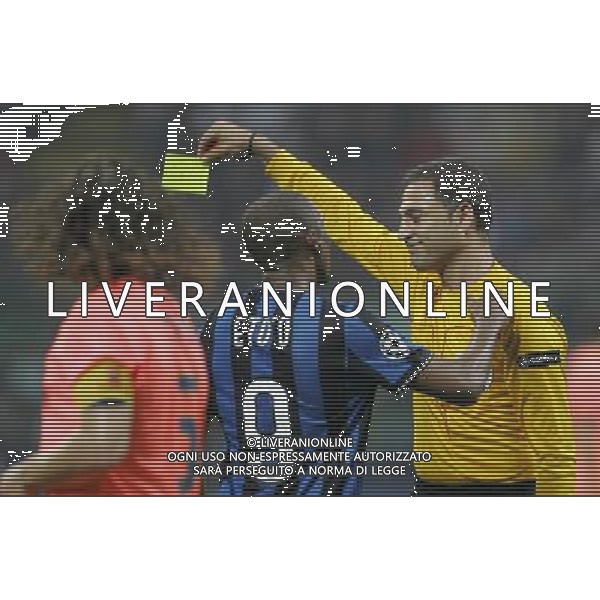 benqueenca INTER - BARCELLONA SEMIFINALE DI ANDATA CHAMPIONS LEAGUE 20/04/2010 NELLA FOTO arbitro benqueenca estrae il cartellino giallo per l\'ammonizione di samuel eto\'o ©LUZZANI/AGENZIA ALDO LIVERANI SAS