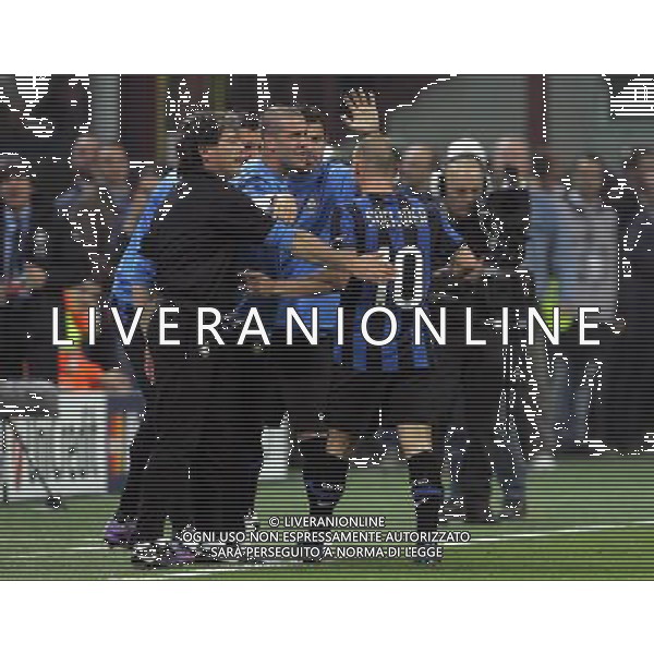 benqueenca INTER - BARCELLONA SEMIFINALE DI ANDATA CHAMPIONS LEAGUE 20/04/2010 NELLA FOTO esultanza dopo il gol del pareggio di sneijder del 1-1 con i giocatori della panchina ©LUZZANI/AGENZIA ALDO LIVERANI SAS 