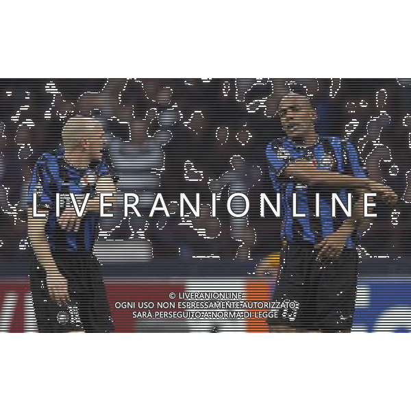 INTER - BARCELLONA SEMIFINALE DI ANDATA CHAMPIONS LEAGUE 20/04/2010 NELLA FOTO esultanza dopo il gol di douglas maicon del 2-1 con esteban cambiasso ©LUZZANI/AGENZIA ALDO LIVERANI SAS 