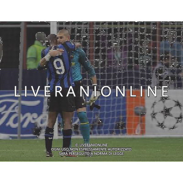 INTER - BARCELLONA SEMIFINALE DI ANDATA CHAMPIONS LEAGUE 20/04/2010 NELLA FOTO abbraccio tra samuel eto\'o e valdes a fine gara ©LUZZANI/AGENZIA ALDO LIVERANI SAS 