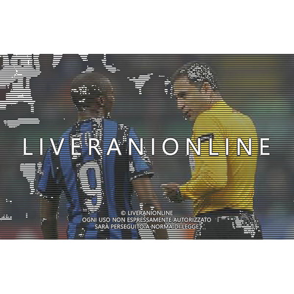 Milano 20-04-2010 Champions League 2009/2010 inter-barcellona 3:1 nella foto samuel eto\'o discute con l\'arbitro olegario benquerenca dopo l\'ammonizione ph marco luzzani/ag aldo liverani s.a.s.