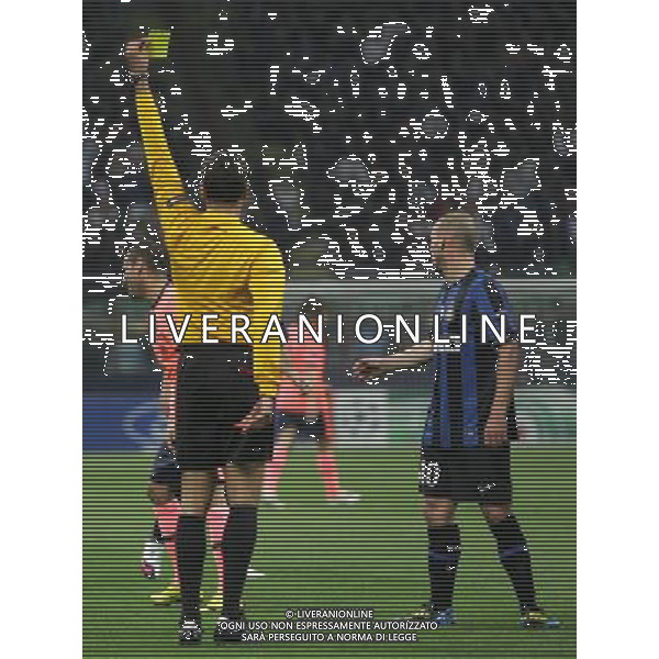 Milano 20-04-2010 Champions League 2009/2010 inter-barcellona 3:1 nella foto daniel alves ammonito dall\'arbitro olegario benquerenca ph marco luzzani/ag aldo liverani s.a.s.
