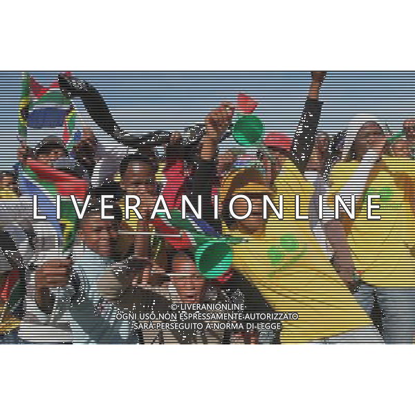 (100422) -- KIMBERLEY, April 22, 2010 -- South African youth cheer during the celebration event for the 50-day-countdown to the FIFA World Cup in Kimberley, South Africa\'s Northern Cape province, April 21, 2010. Liang Quan)(dx) ©Photoshot/Agenzia Aldo Liverani Sas - ITALY ONLY - FESTEGGIAMENTI PER IL CONTO ALLA ROVESCIA DEI 50 GIORNI CHE MANCANO ALL\'INIZIO DEI MONDIALI DI CALCIO COPPA DEL MONDO SUD AFRICA 2010