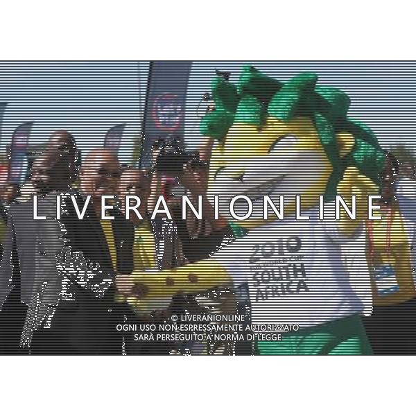 (100422) -- KIMBERLEY, April 22, 2010 -- South African President Jacob Zuma (front L) shakes hands with Zakumi, the 2010 FIFA World Cup South Africa official mascot during the celebration event for the 50-day-countdown to the FIFA World Cup in Kimberley, South Africa\'s Northern Cape province, April 21, 2010.Liang Quan)(dx) ©Photoshot/Agenzia Aldo Liverani Sas - ITALY ONLY - FESTEGGIAMENTI PER IL CONTO ALLA ROVESCIA DEI 50 GIORNI CHE MANCANO ALL\'INIZIO DEI MONDIALI DI CALCIO COPPA DEL MONDO SUD AFRICA 2010